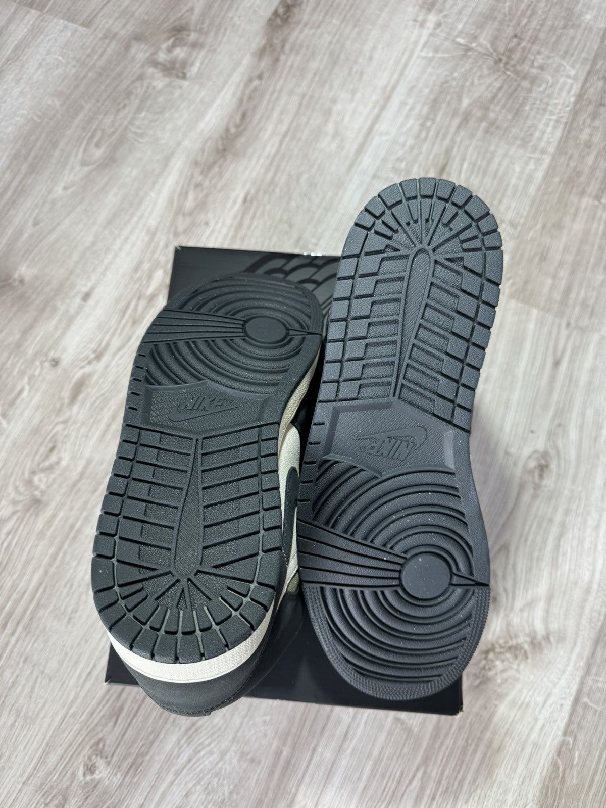 Nike Air Jordan 1 MID SE Size US 11.5 / EU 44-45 - 3 Thumbnail