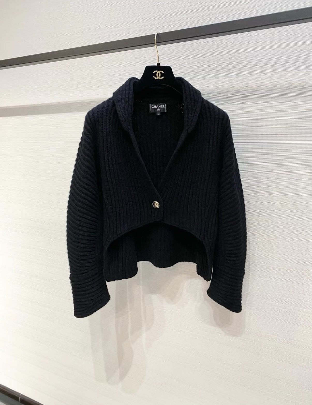 Chanel Chanel Single-Button Cropped Knit Cardigan J33 Size XS / US 0-2 / IT 36-38 - 1 Thumbnail