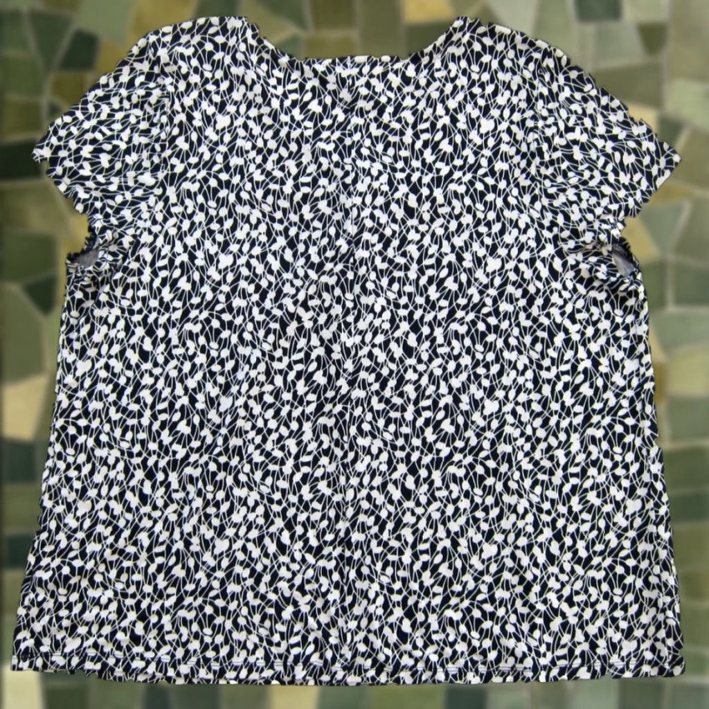 Vintage NWT Lane Bryant Blouse Cap Sleeve V-Neck Floral Stretch Top 22/24 Womens Blouse Black Floral Cap Sleeve V-Neck Stretch Blouse Womens 22/24 Size 3XL / US 20-22 - 1 Thumbnail