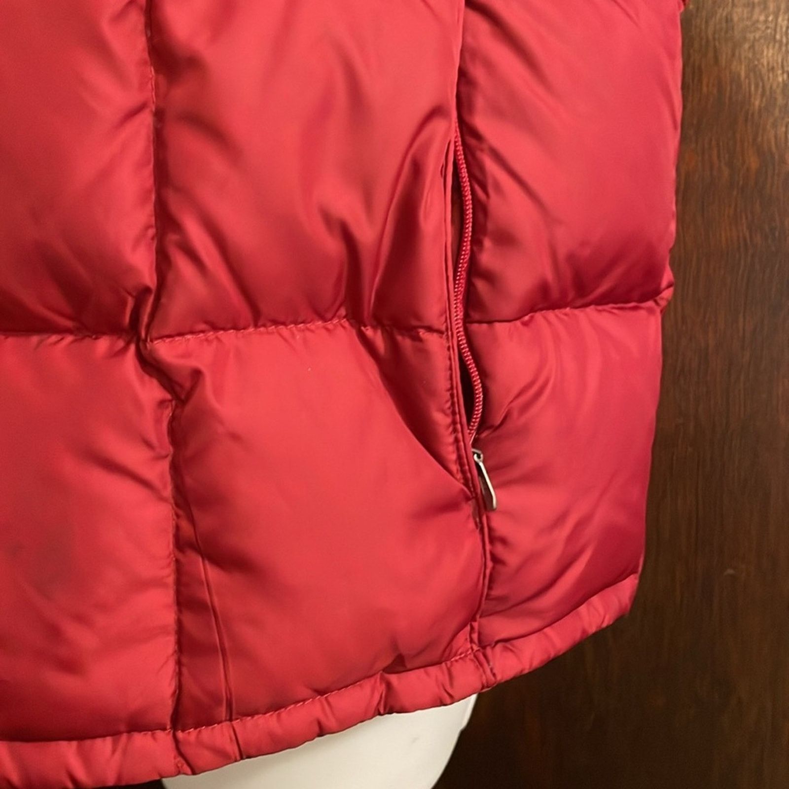 Eddie Bauer Eddie Bauer Women's Medium Maroon Puff Down Vest Zipper Size M / US 6-8 / IT 42-44 - 3 Thumbnail