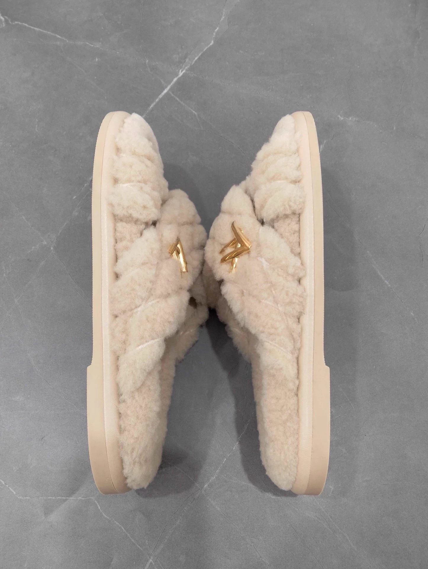Louis Vuitton LV Xmas Limited Fur Slippers 36 Size US 5 / IT 35 - 3 Thumbnail
