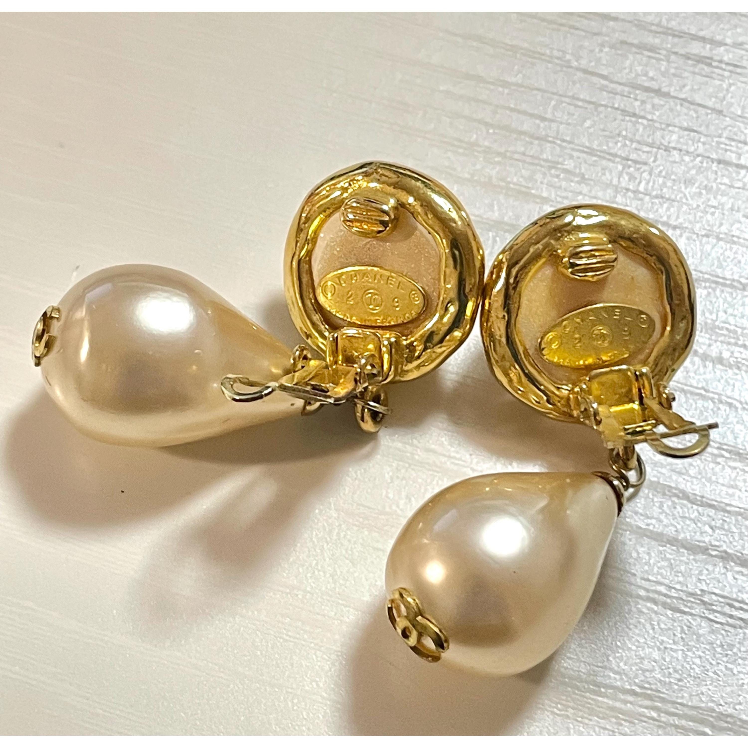 Chanel Vintage CHANEL teardrop white faux pearl earrings with cc Size ONE SIZE - 8 Thumbnail