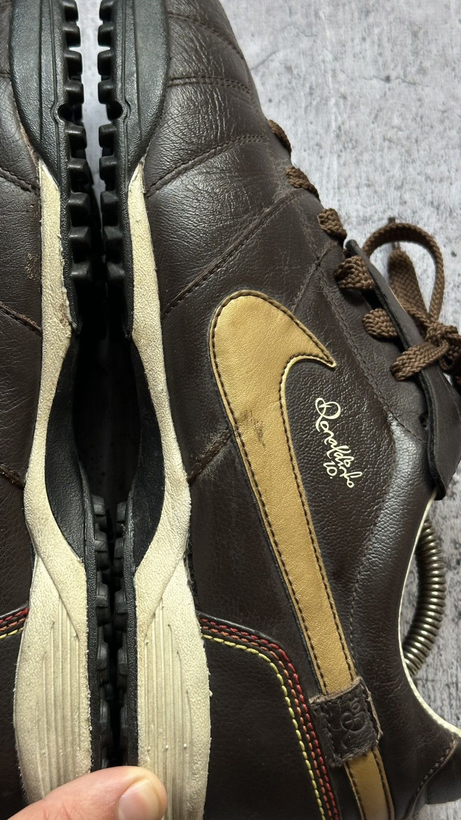 Nike 2007 Nike Ronaldinho R10 Vintage Leather Soccer Boots Size US 11 / EU 44 - 14 Thumbnail