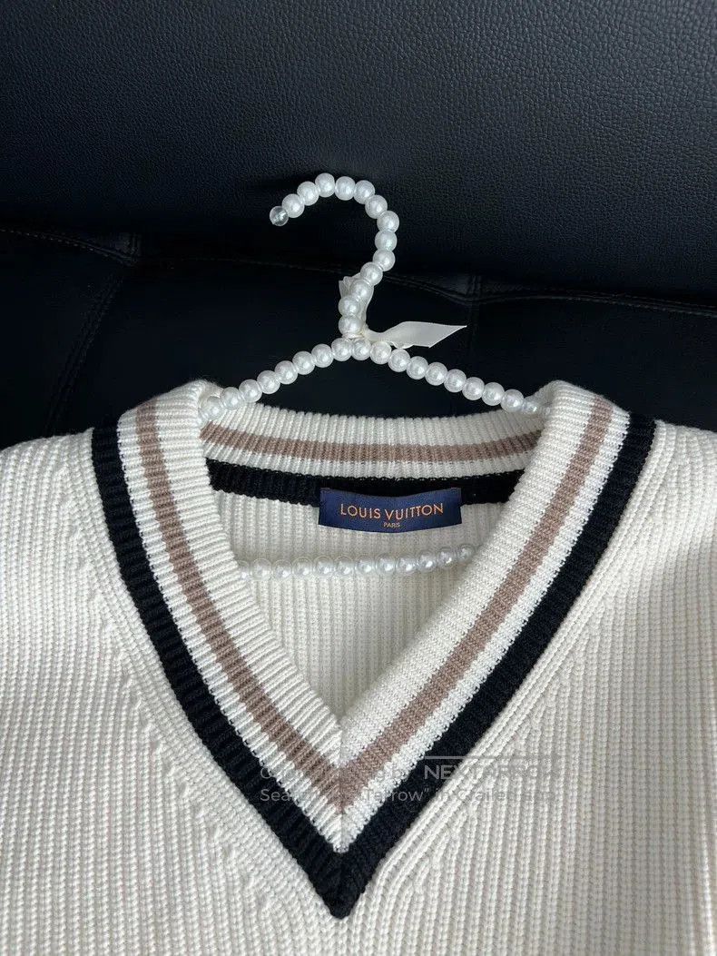 Louis Vuitton Louis Vuitton Preppy Style V-Neck Sweater. Size US M / EU 48-50 / 2 - 3 Thumbnail