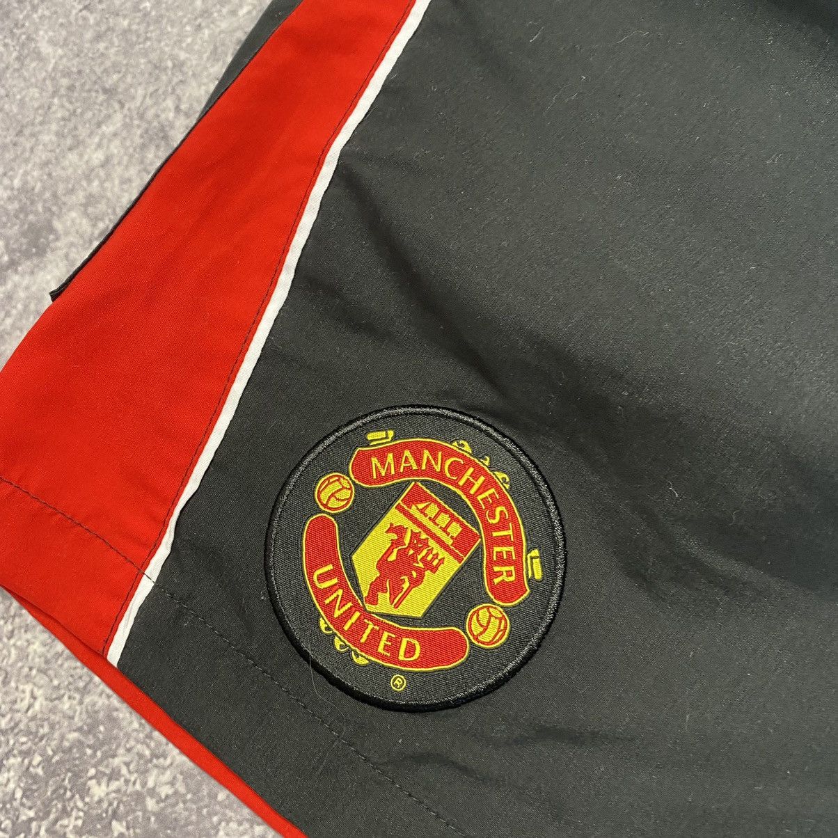 Vintage Vintage Manchester United Small Logo Offical team shorts Size US 34 / EU 50 - 4 Thumbnail