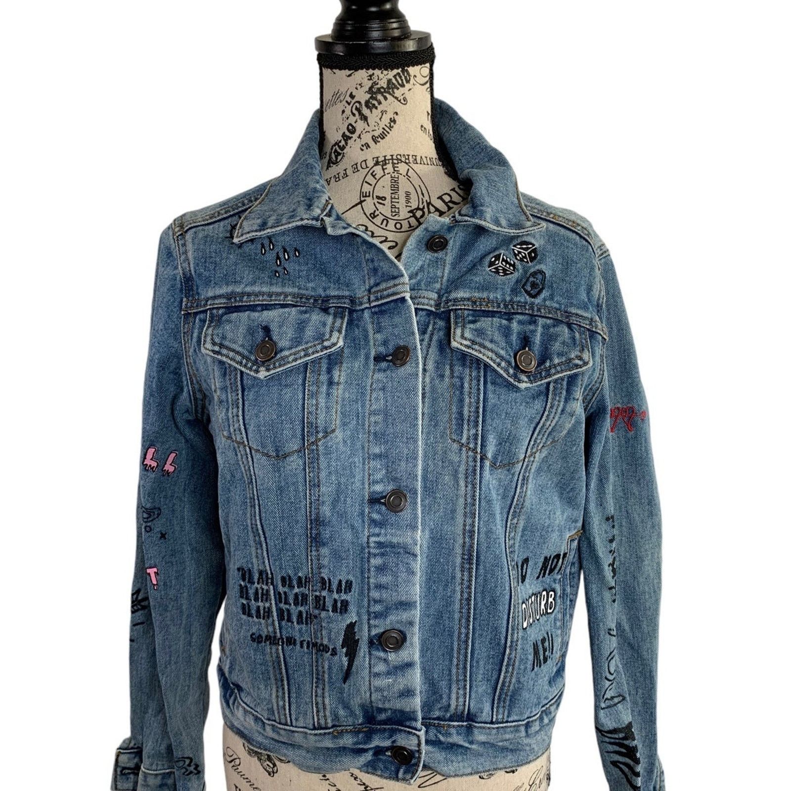 Forever 21 Forever 21 Denim Jean Jacket Women Small Crop Graffiti Patch Size S / US 4 / IT 40 - 1 Thumbnail
