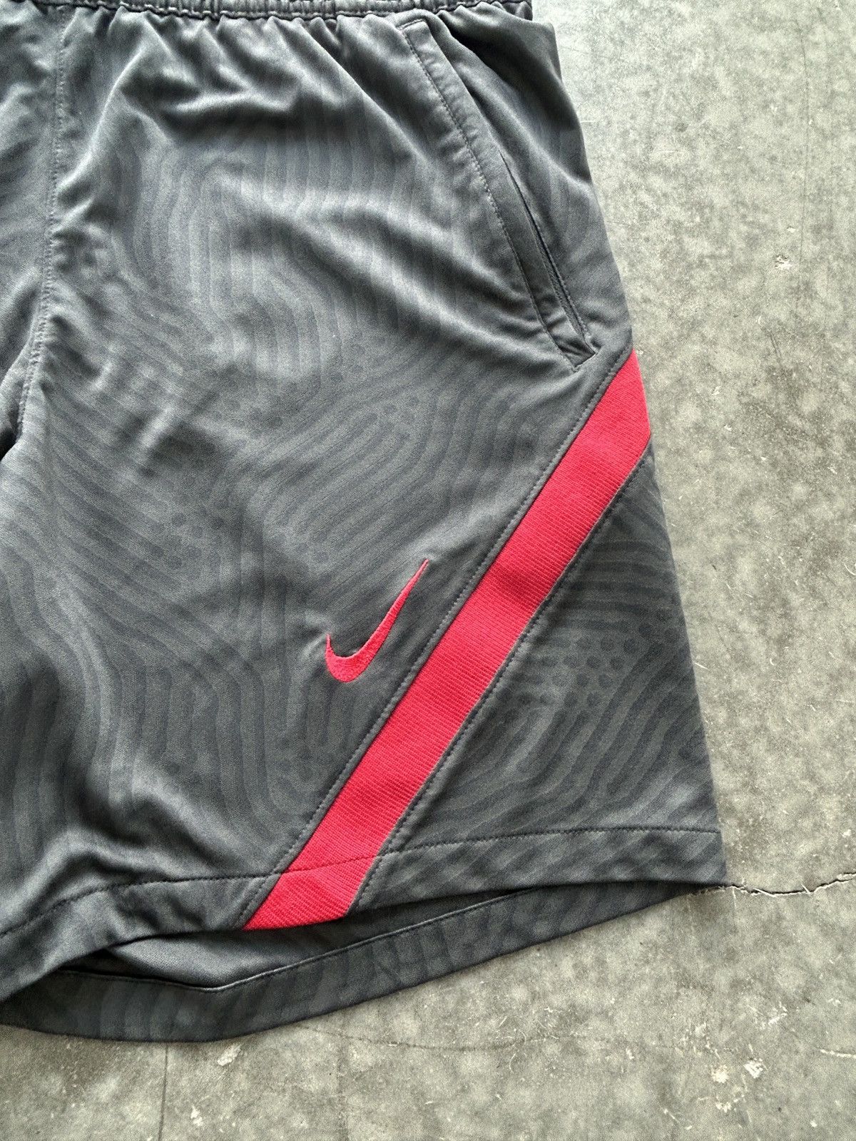 Nike 2012 Nike Liverpool FC Training Shorts Size US 34 / EU 50 - 3 Thumbnail