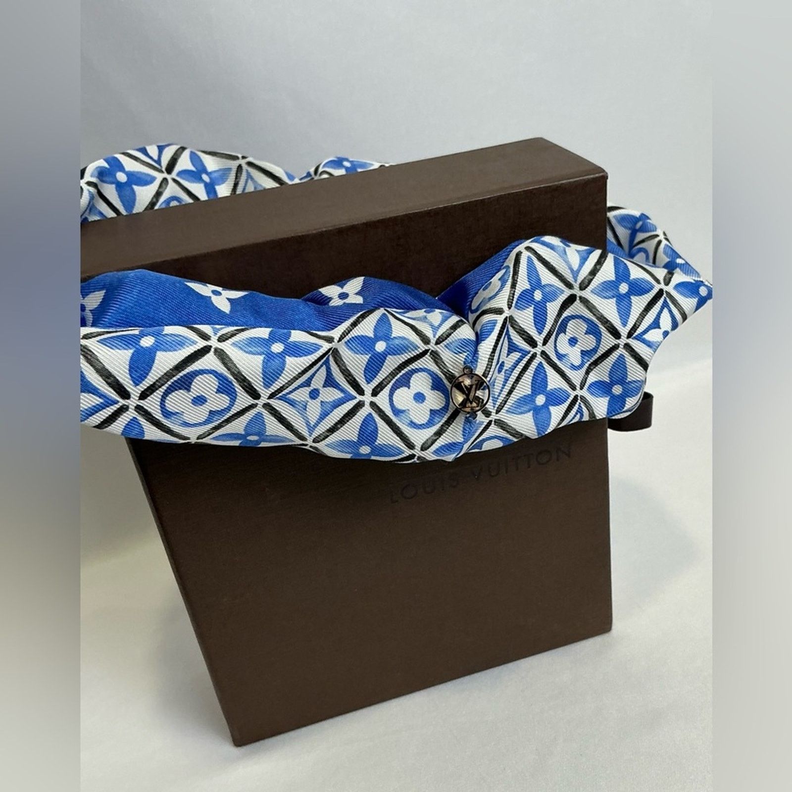 Louis Vuitton Authentic Louis Vuitton Blue White Designer Scrunchie w box Size ONE SIZE - 5 Thumbnail