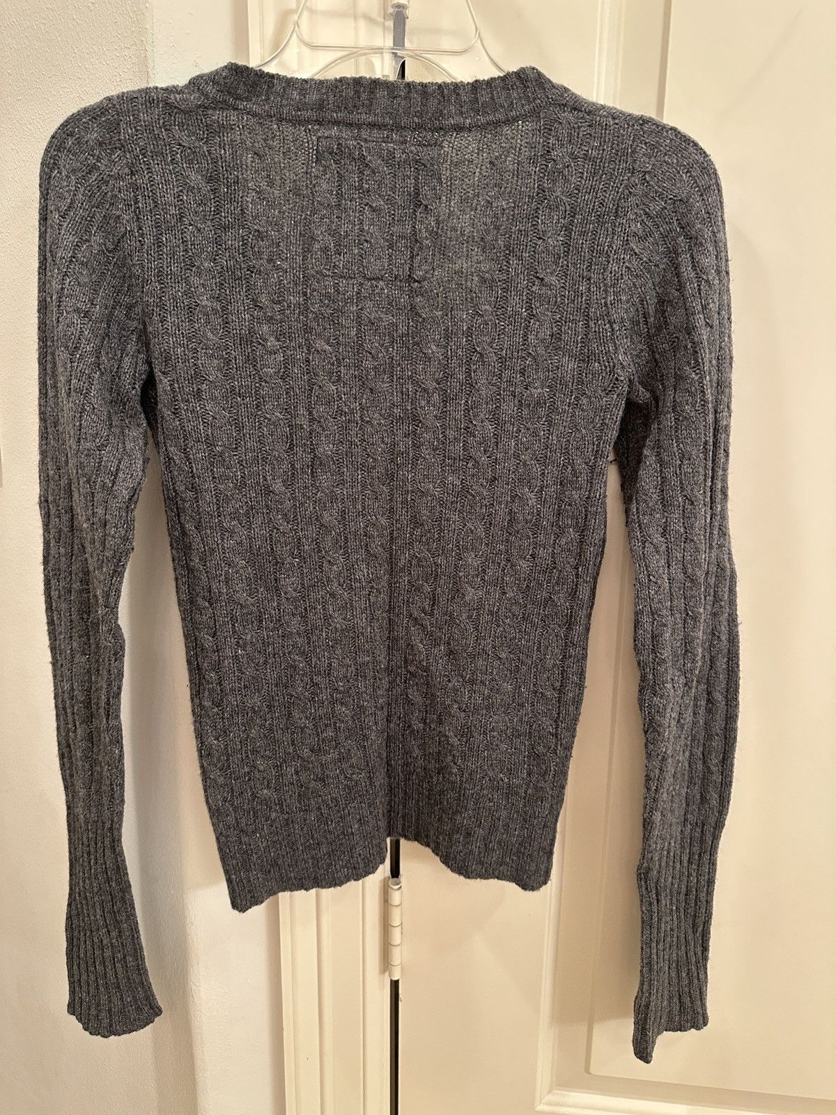 Abercrombie & Fitch Women’s Abercrombie & Fitch Gray, V-neck Sweater, size S Size S / US 4 / IT 40 - 6 Thumbnail