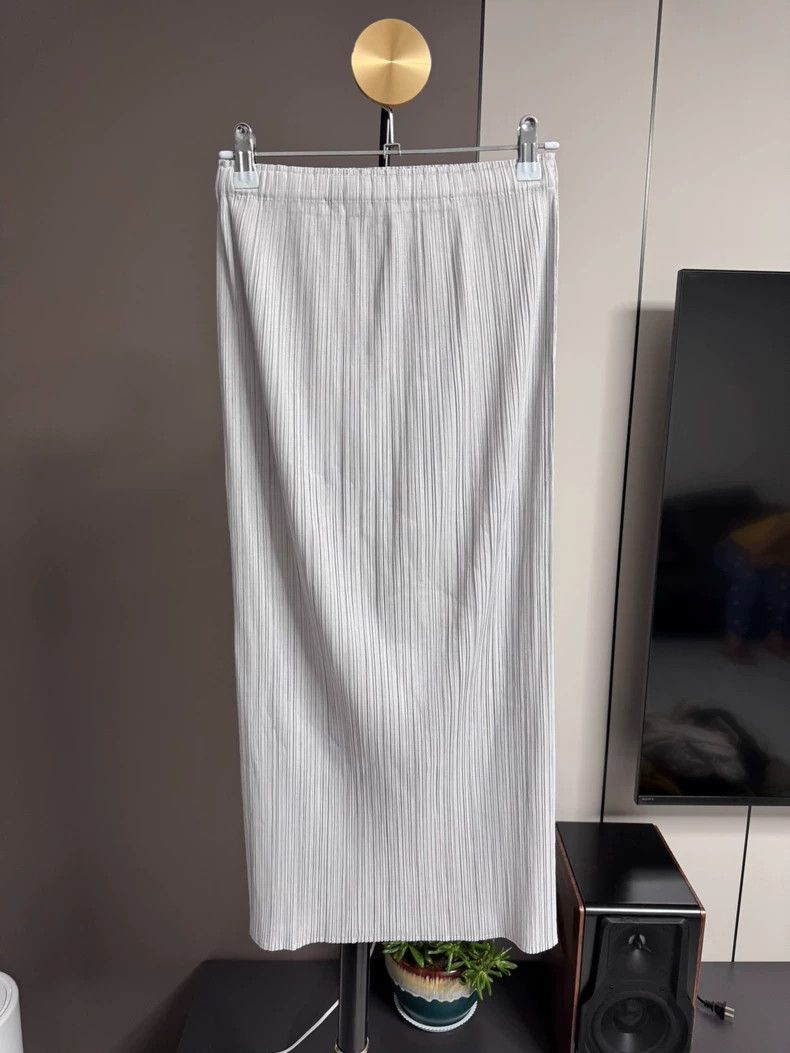 Issey Miyake Issey Miyake size:2 Grey pleated skirt Size 22" - 2 Thumbnail