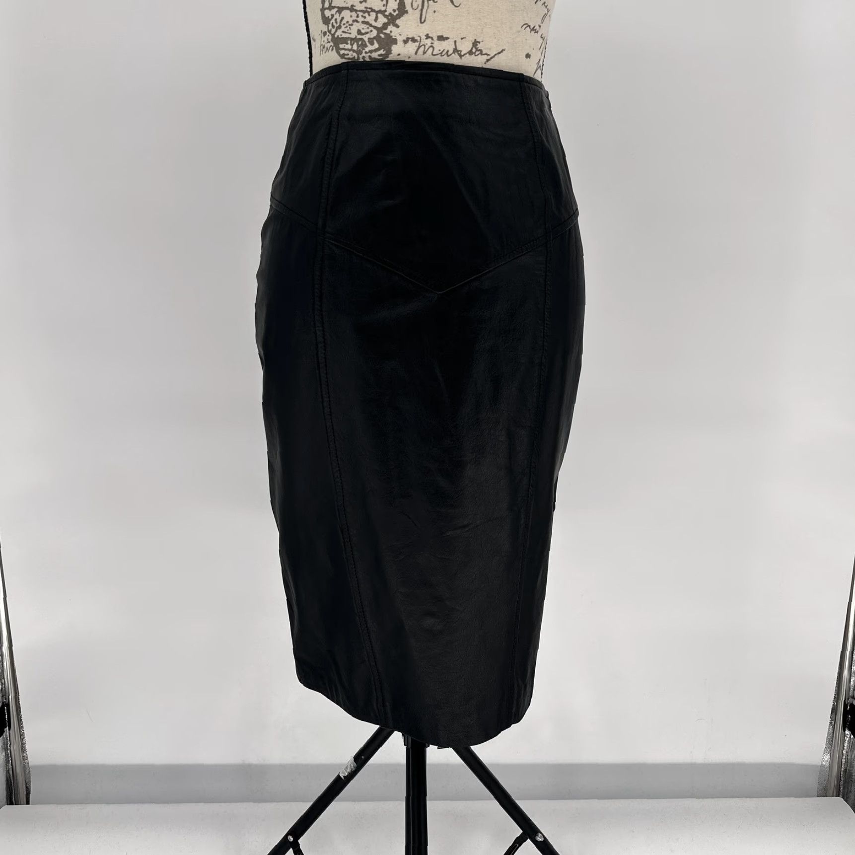 Vintage VINTAGE Pelle Cuir Skirt Womens 6 Black Leather Pencil Knee Length High Waist Lined Zip Womens 6 Black Leather Pencil Knee Length High Waist Lined Zip Size 28" / US 6 / IT 42 - 2 Thumbnail