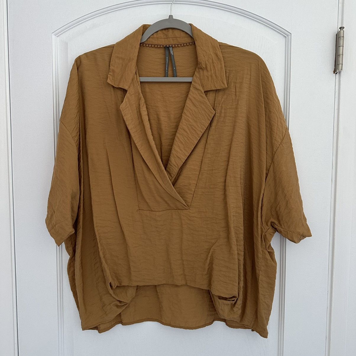 Anthropologie Anthropologie Short-Sleeve Wide Placket Top, Boxy Fit Blouse Size M / US 6-8 / IT 42-44 - 1 Thumbnail