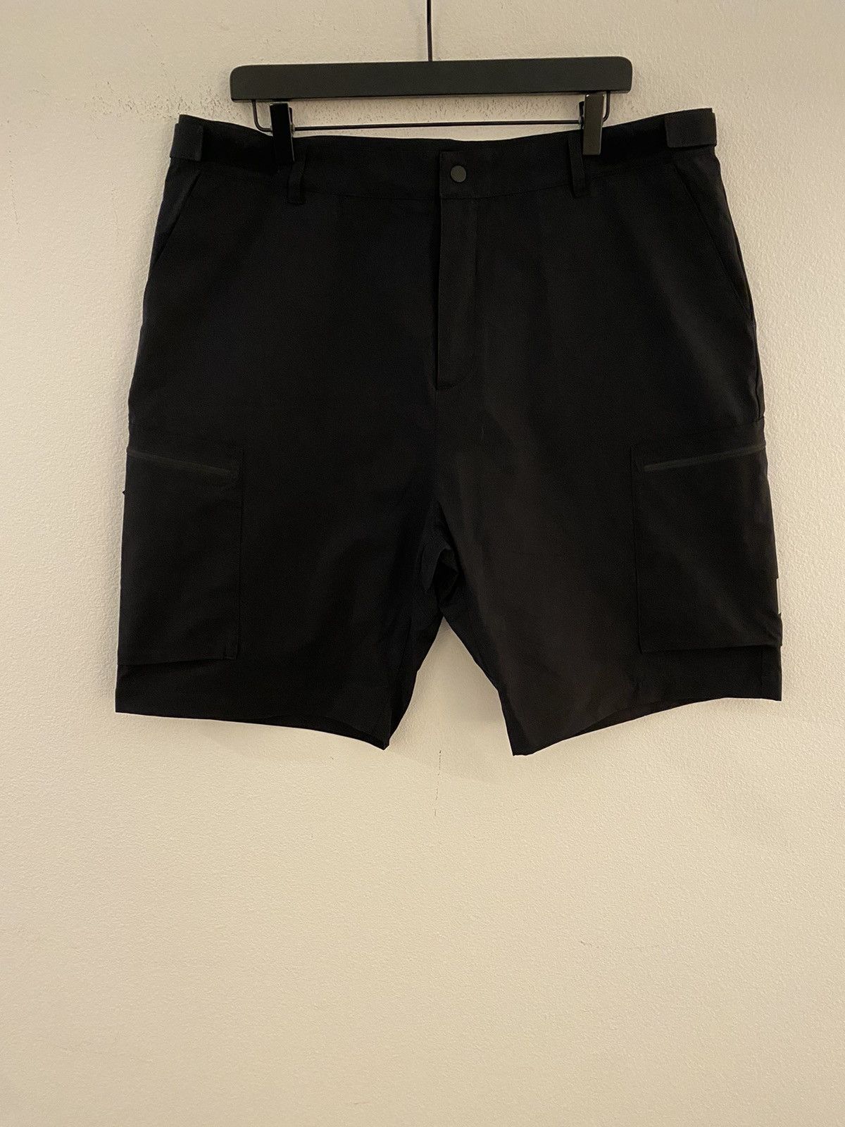 image of Carhartt Wip Hewitt Short XL Black Nwt, Men's (Size 38)