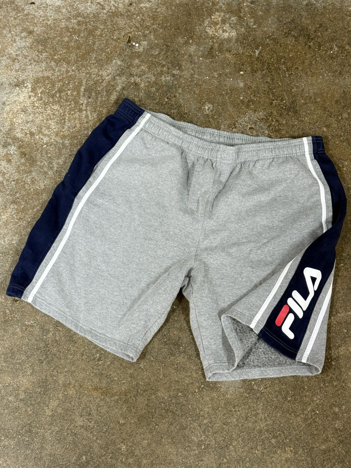 Fila Fila Grey Stripe Side Piping Logo Grey Navy Sweat Shorts Size US 38 / EU 54 - 1 Thumbnail