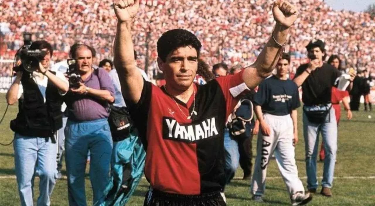Vintage Vintage Retro Newells Old Boys Soccer Jersey Maradona 1993S Size US S / EU 44-46 / 1 - 2 Thumbnail