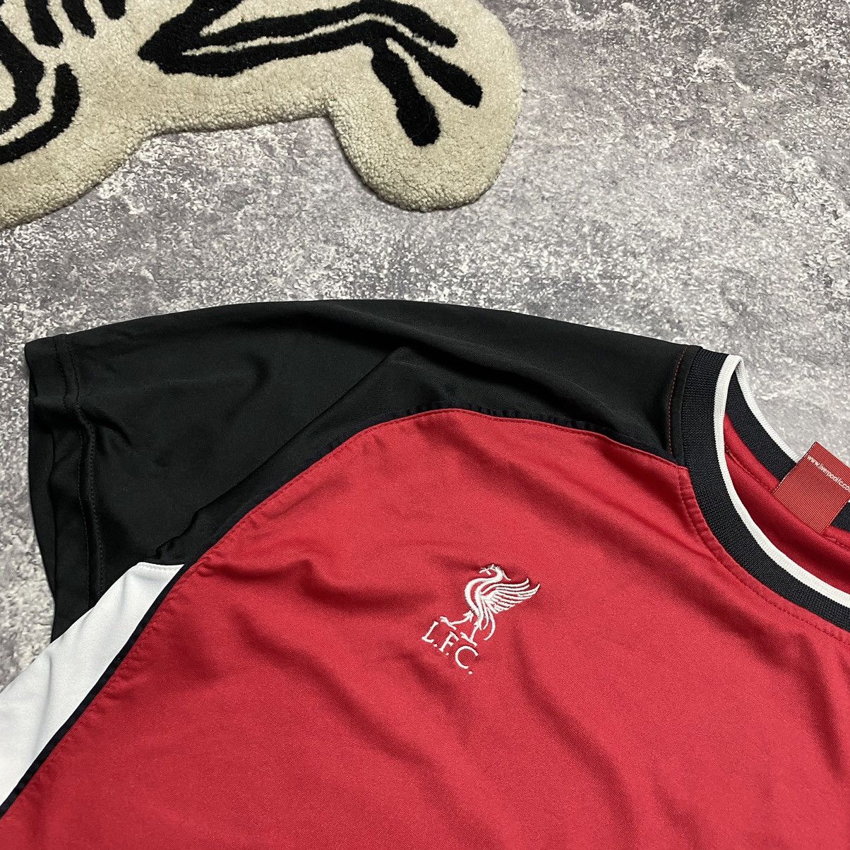 Other Men’s FC Liverpool Small logo Official Merchandise jersey Size US L / EU 52-54 / 3 - 4 Thumbnail