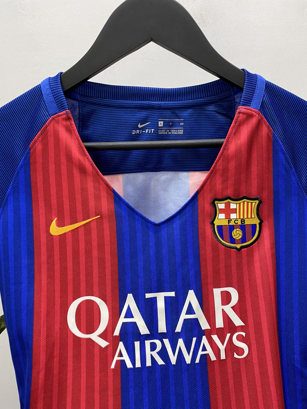 Nike Women's FC BARCELONA NIKE 2016 2017 HOME FOOTBALL Size S / US 4 / IT 40 - 11 Thumbnail
