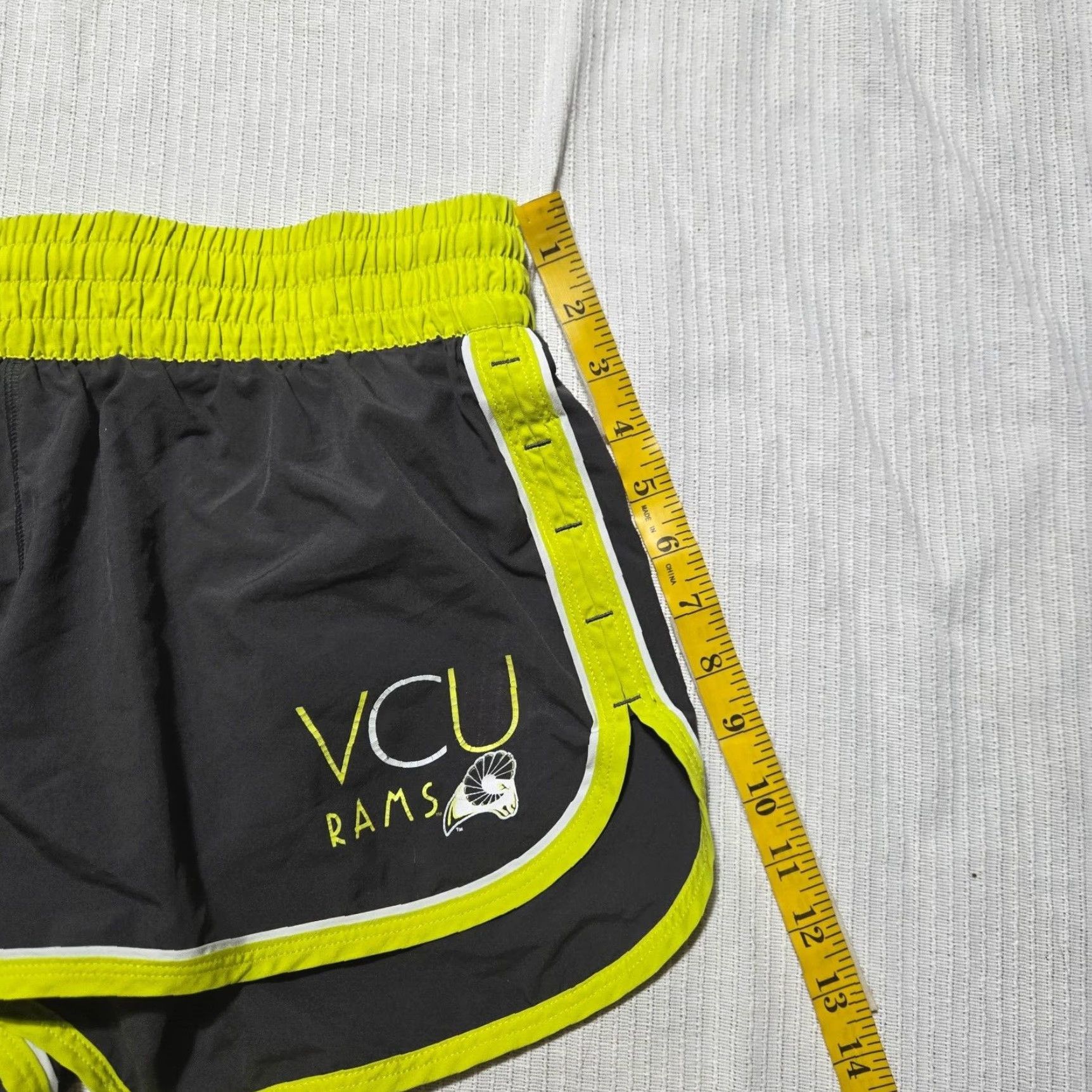 Under Armour Under Armour VCU Rams Semi Fitted Athletic Shorts Black Neon L Women Adults Large Size 36" / US 14 / IT 50 - 5 Thumbnail
