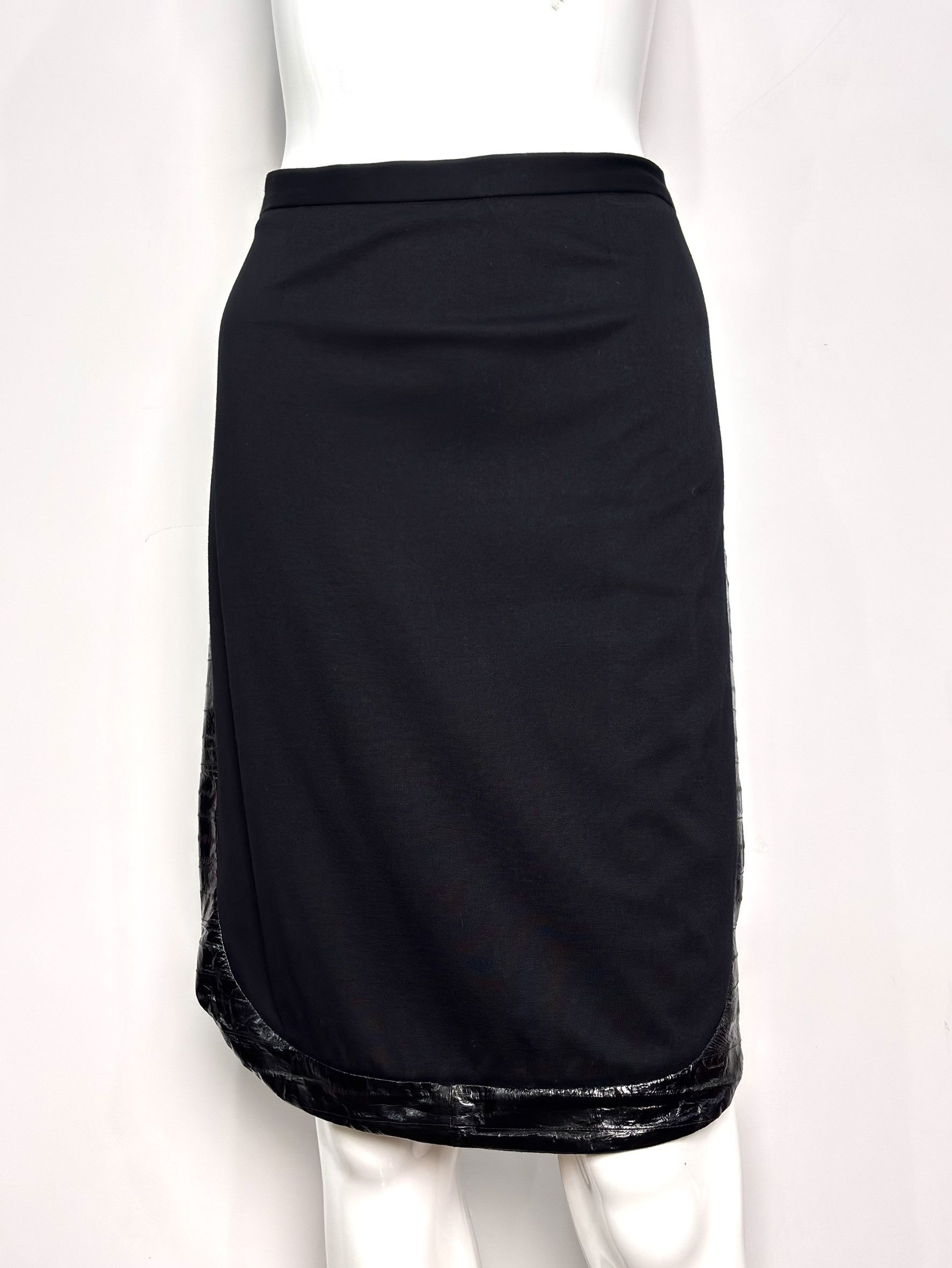 Givenchy Givenchy black skirt with eel skin trim Size 27" / US 4 / IT 40 - 1 Thumbnail
