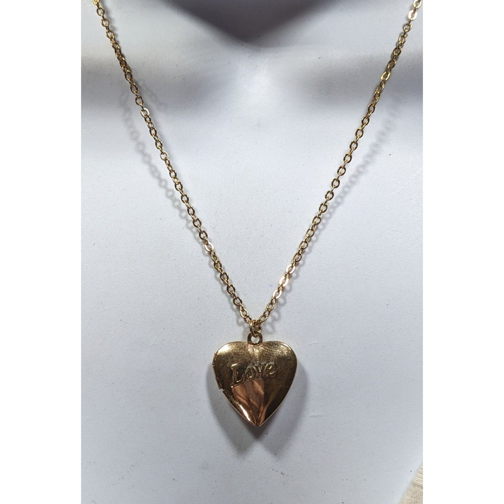 Other Romantic Embossed Love Heart Locket Pendant Necklace Size ONE SIZE - 6 Thumbnail