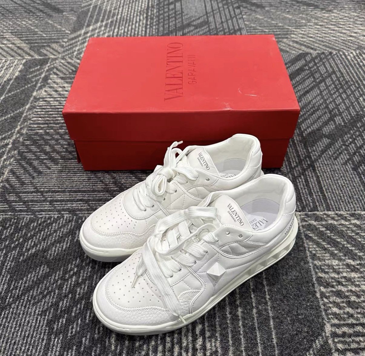 Valentino Valentino One Stud White Lambskin Sneakers J42 Size US 8.5 / EU 41-42 - 1 Thumbnail