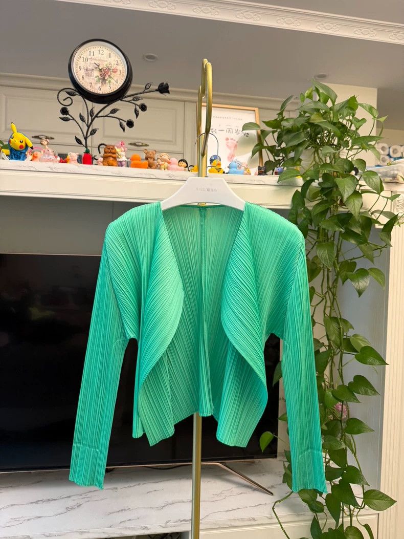 Issey Miyake Issey Miyake size:3 Apple green pleated cardigan Size XS / US 0-2 / IT 36-38 - 1 Thumbnail
