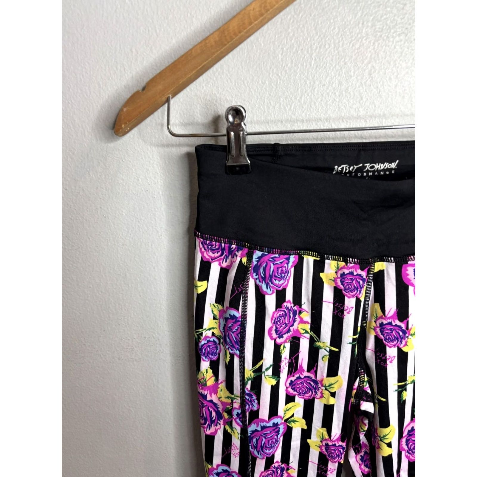 Betsey Johnson Betsey Johnson Leggings Womens XS Rose Floral Print Crop Performance Gym Size 26" / US 2 / IT 38 - 2 Thumbnail