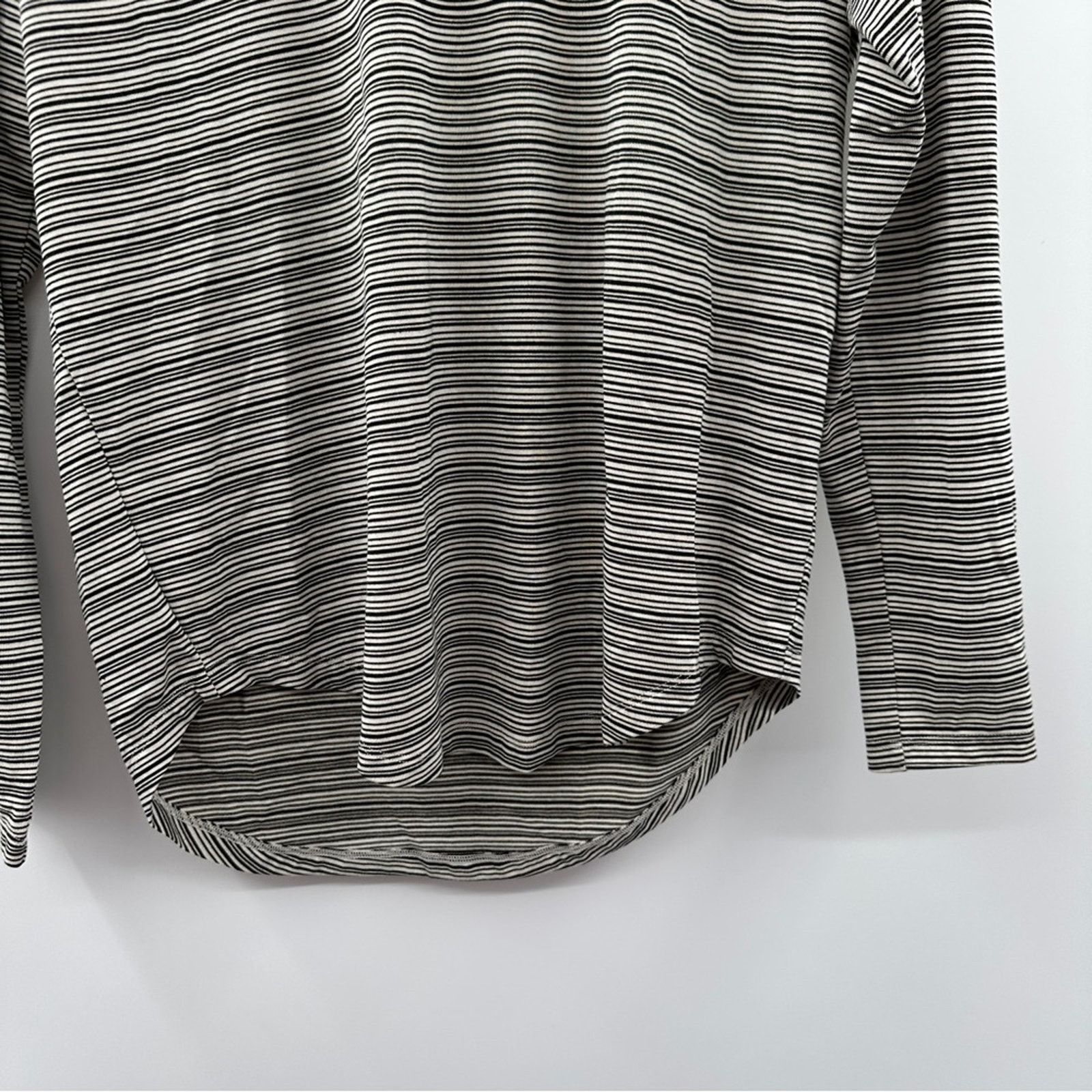 Athleta Athleta Cloudlight Gray & White Striped Long Sleeve Top Sz S Size S / US 4 / IT 40 - 5 Thumbnail