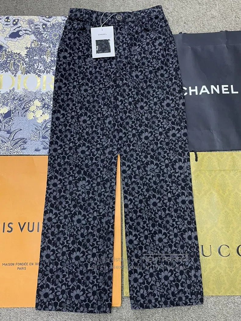 Chanel Chanel 24B black and gray camelia print jeans Size 42" / US 20 - 1 Thumbnail