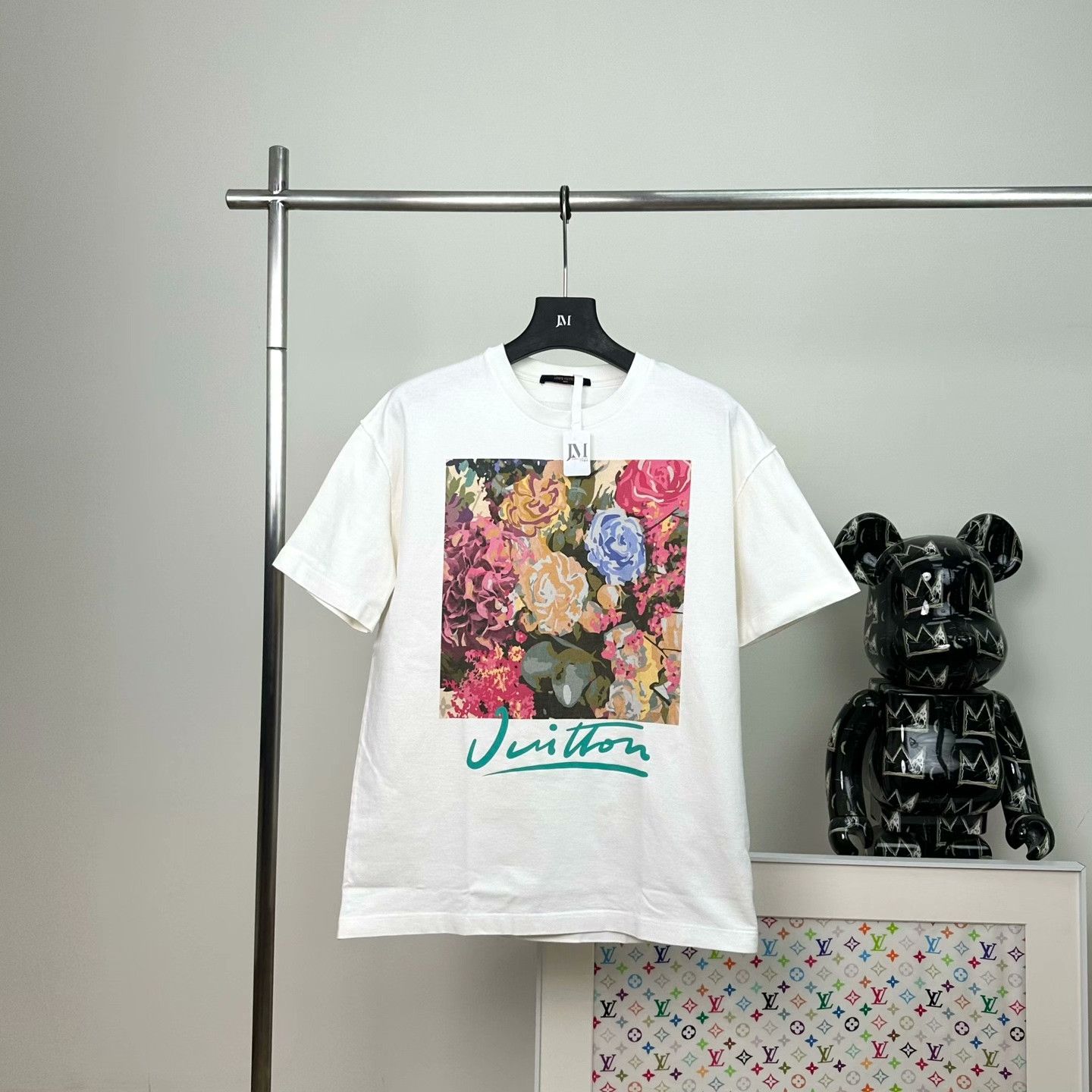 Louis Vuitton Louis Vuitton Floral Printed T-Shirt m Men Size US M / EU 48-50 / 2 - 1 Thumbnail