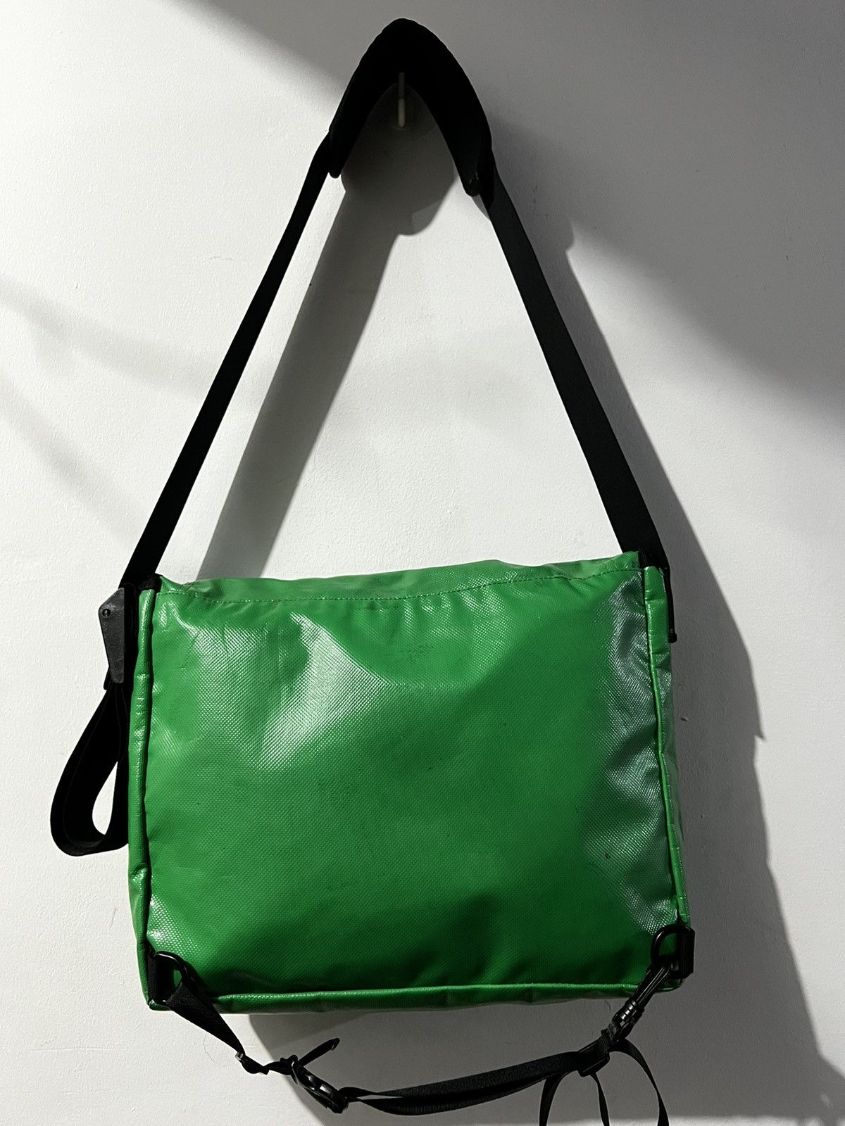 The North Face The North Face Waterproof Green Tarpaulin Messenger Bag Size ONE SIZE - 2 Thumbnail