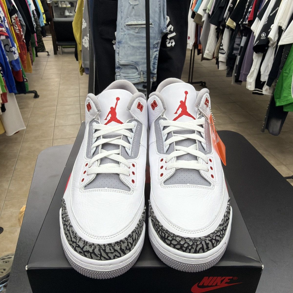 Jordan Brand Jordan Air Jordan 3 Retro White Fire Red-Black Men's Size 13 Size US 13 / EU 46 - 4 Thumbnail