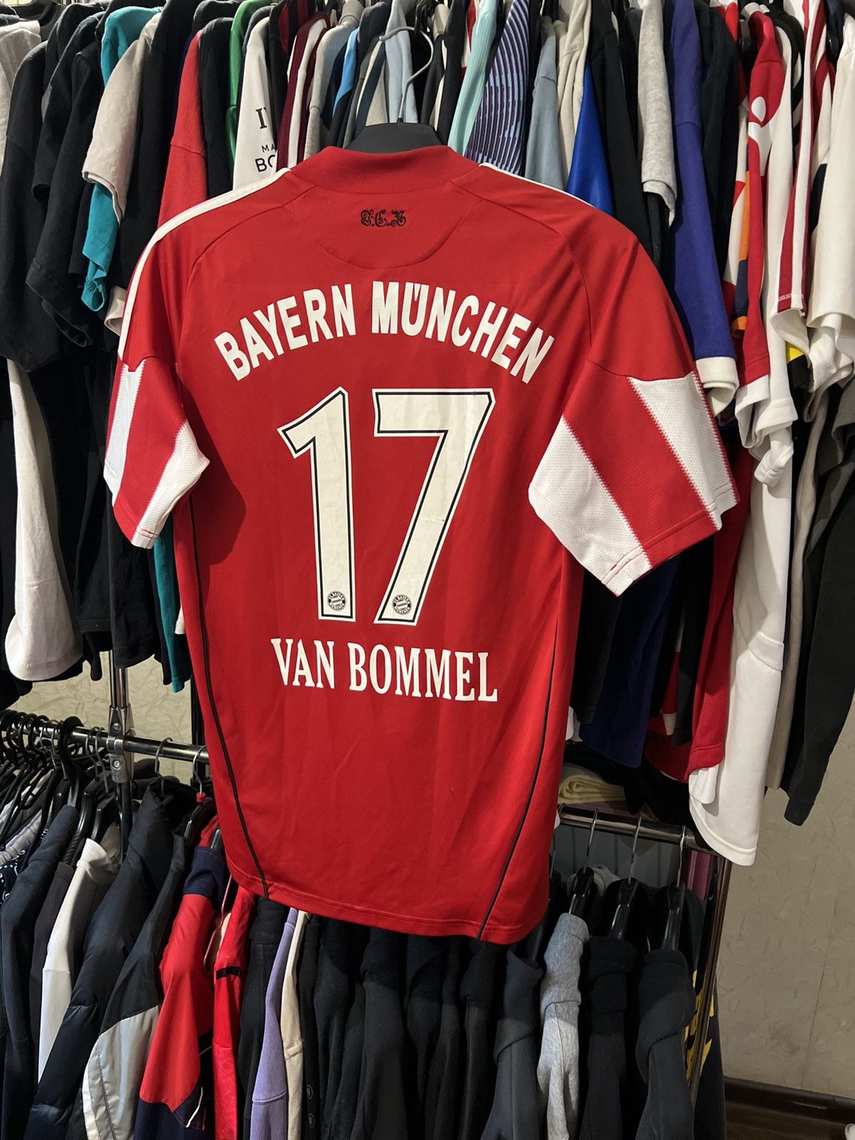 Adidas 2010/2011 ADIDAS BAYERN MUNCHEN #17 VAN BOMMEL HOME FOOTBALL Size US S / EU 44-46 / 1 - 2 Thumbnail