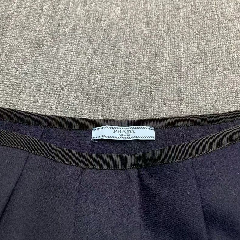 Prada Prada High-waisted wrinkled skirt 2503-Nextarrow Size 27" / US 4 / IT 40 - 3 Thumbnail