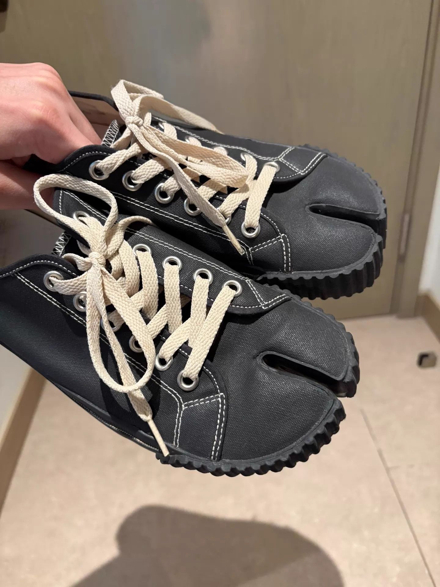 Maison Margiela Maison Margiela Tabi Early Canvas Cookies 41.5 Black Size US 8.5 / EU 41-42 - 4 Thumbnail