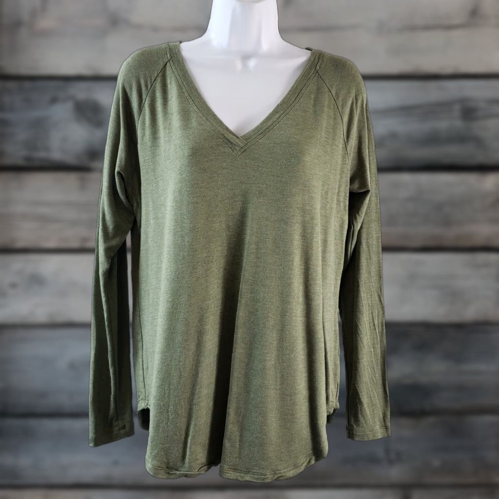 Vintage Cabi Womens Blouse Shirt Tee Size Small Green Long Sleeve Rayon V-Neck Pullover Solid Womens Size S / US 4 / IT 40 - 1 Thumbnail