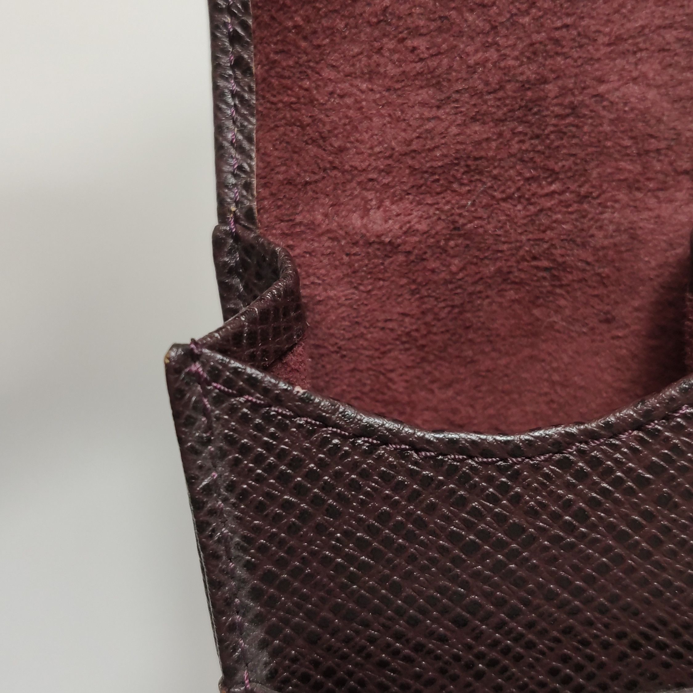 Louis Vuitton Louis Vuitton (LV) cowhide solid color letter logo embossed Size ONE SIZE - 8 Thumbnail