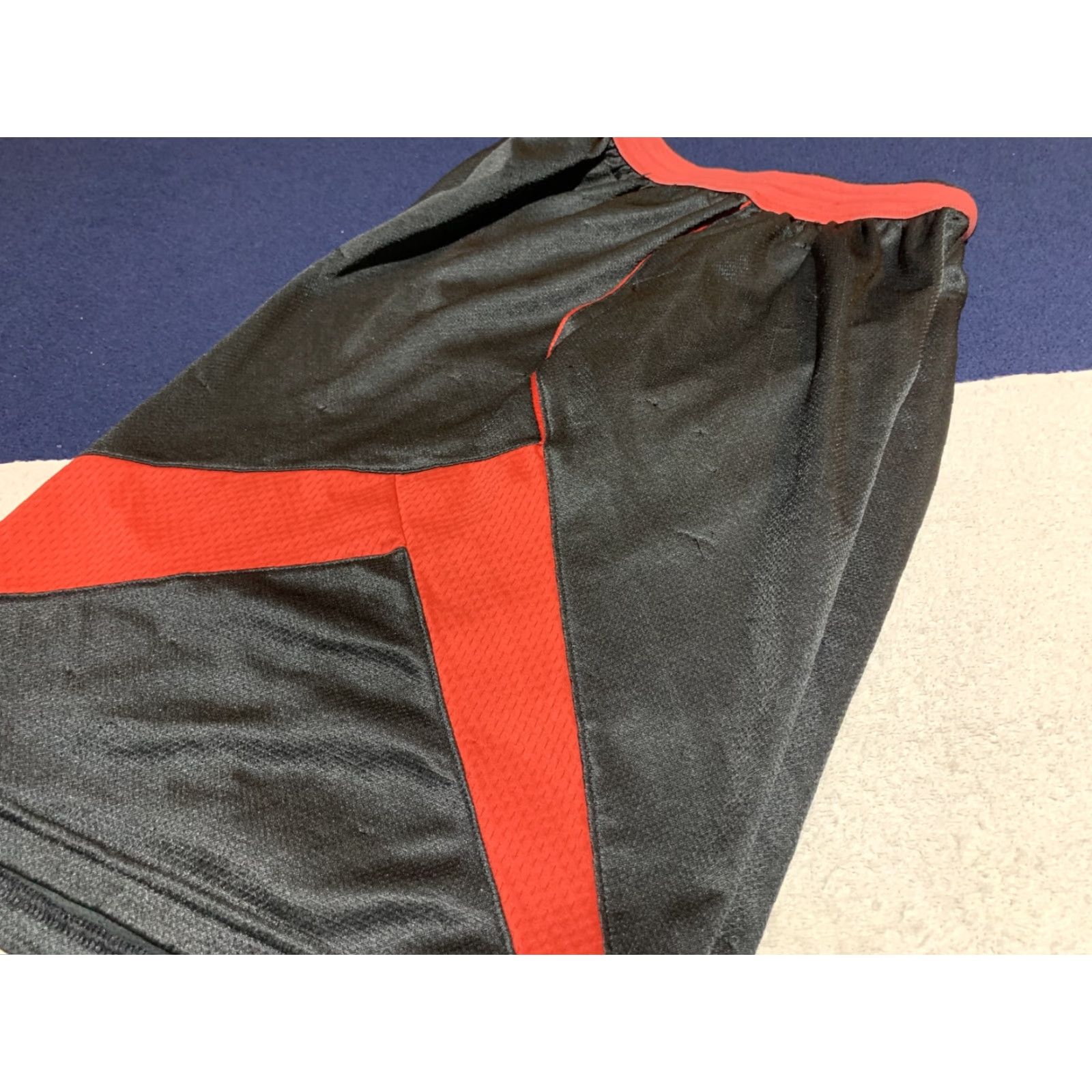 Under Armour VINTAGE Under Armour Men Basketball Shorts Small Activewear Red 90s Size US 29 - 5 Thumbnail