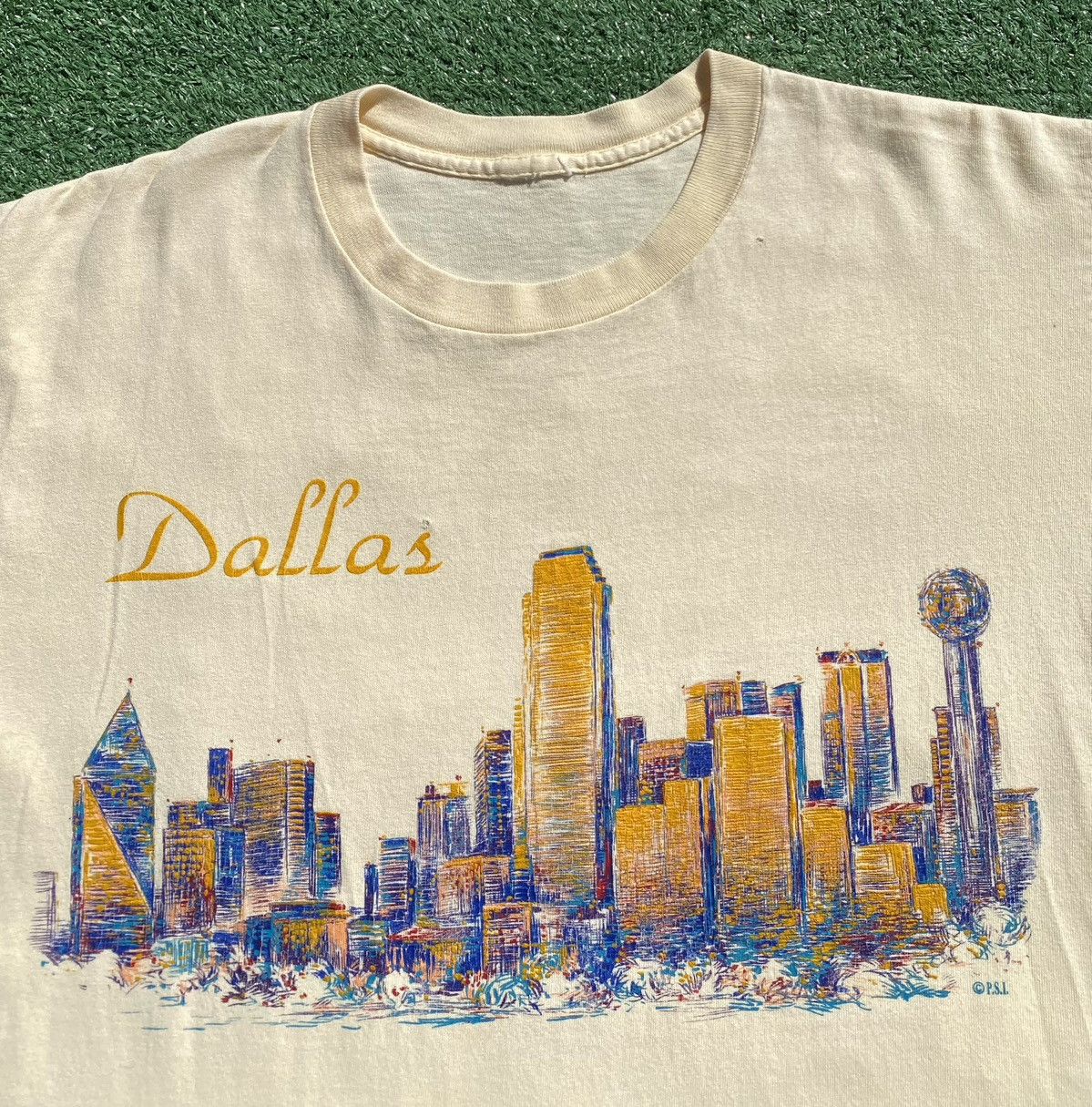 Other Vintage 90’s Dallas Texas City Skyline Distressed T-Shirt Size US M / EU 48-50 / 2 - 2 Thumbnail