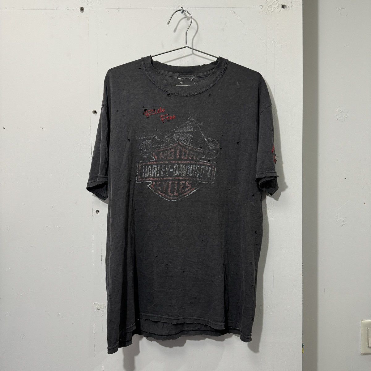 Image of Thrashed Faded Harley Davidson Ride Free Logo Tee in Black, Men's (Size XL)