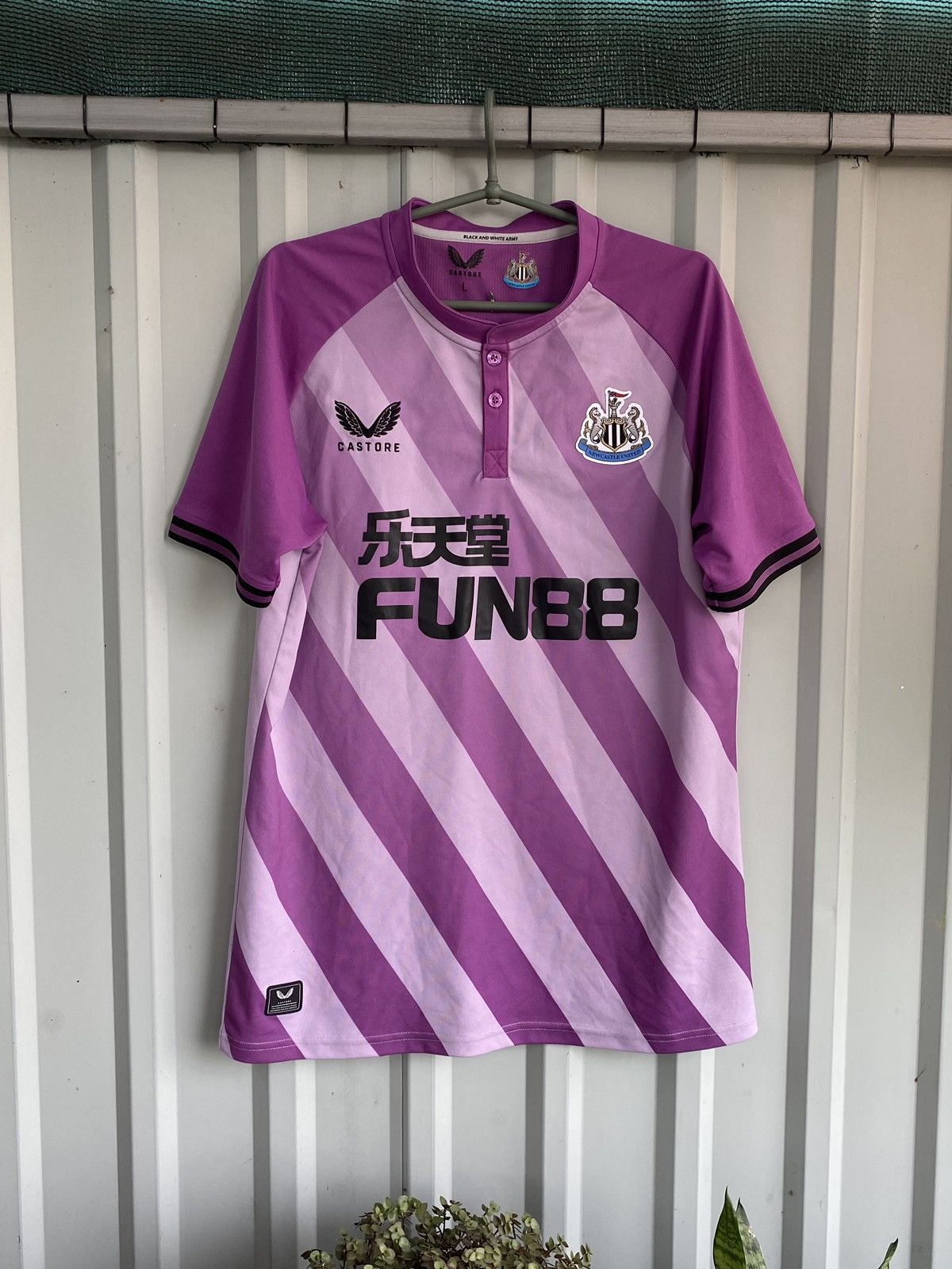 Castore NEWCASTLE CASTORE SOCCER FOOTBALL JERSEY BLOCK CORE SHIRT Size US L / EU 52-54 / 3 - 1 Thumbnail