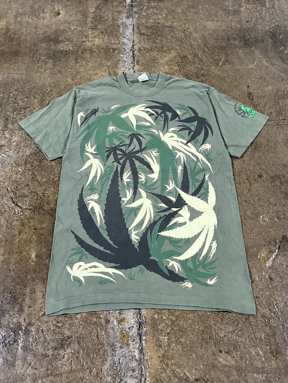 Vintage Crazy Vintage 90s All Over Print Weef Pot Leaf Drug Tee Size US L / EU 52-54 / 3 - 1 Thumbnail