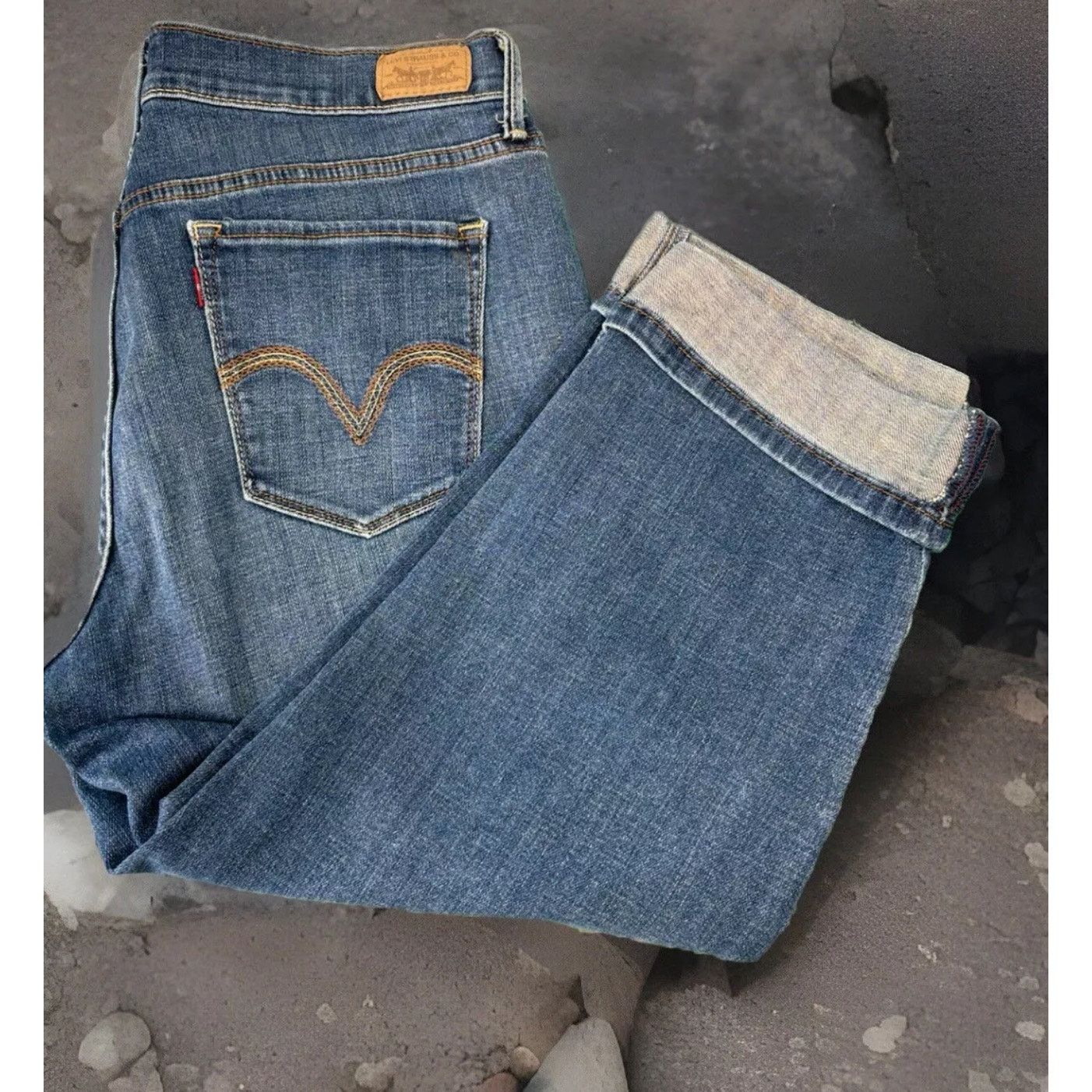 Levi's Levi 515 Size 8 Denim Jean Cuffed Capri Women’s Medium Wash Size 30" / US 8 / IT 44 - 1 Thumbnail