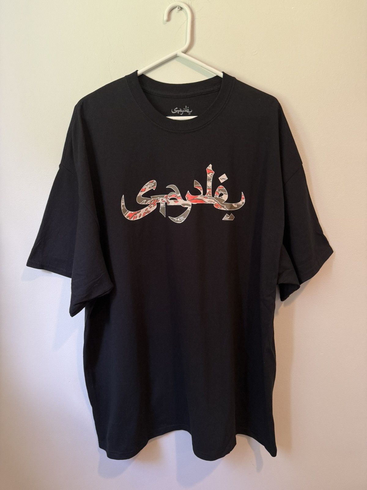 Staple Staple x Sabotage SBTG Arabic Logo Pigeon T-shirt Size US XXL / EU 58 / 5 - 1 Thumbnail