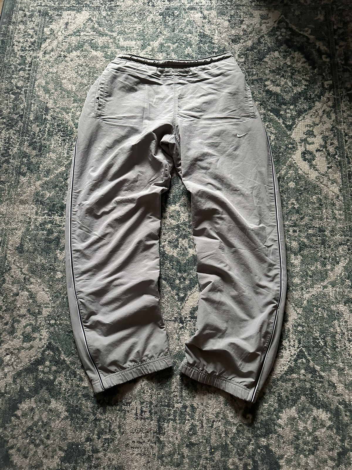 Nike VINTAGE NIKE SWOOSH BAGGY NYLON TRACK PANTS Y2K XL Size US 36 / EU 52 - 1 Thumbnail