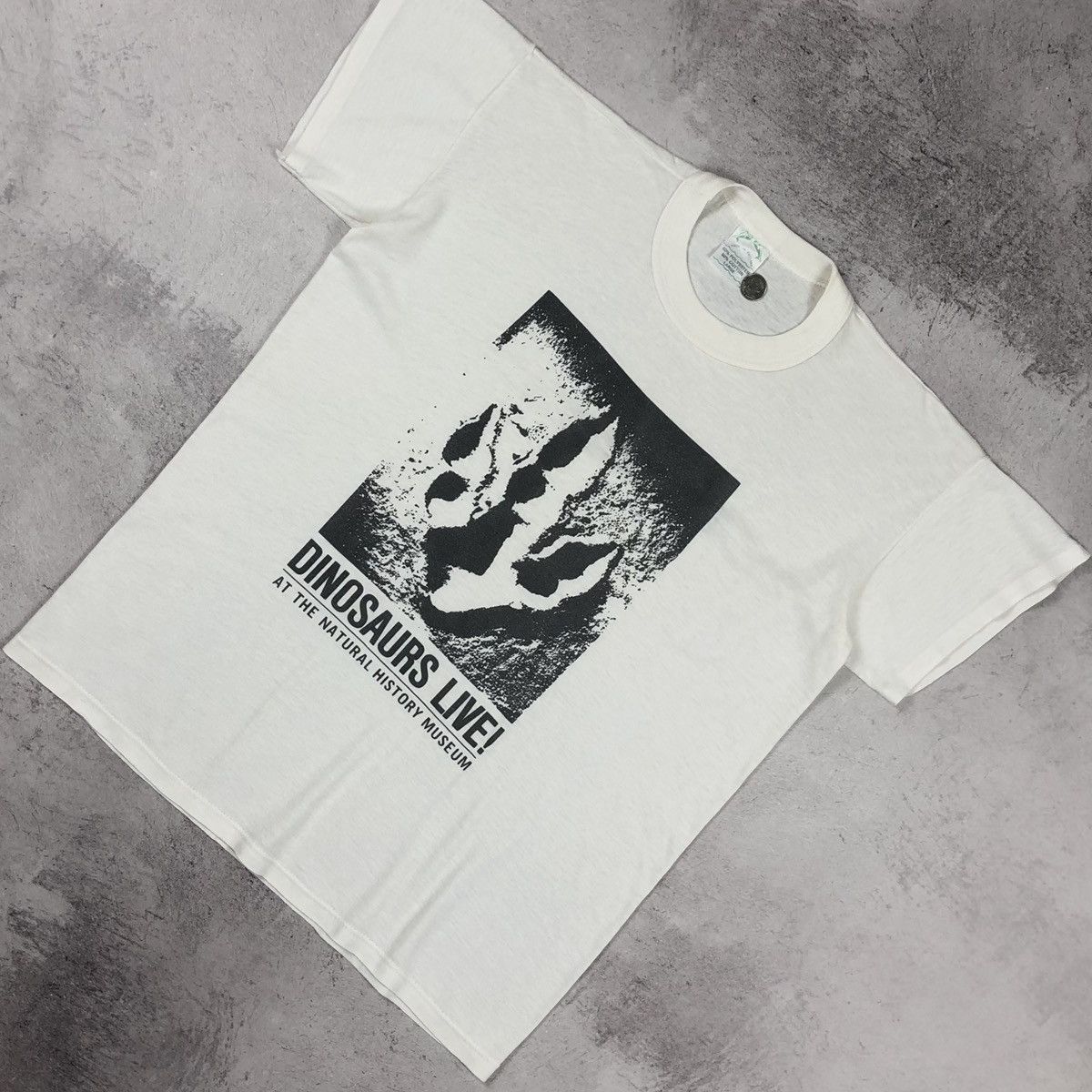 Vintage 90s Dinosaurs Live Natural History Museum Footprint Tee Size US L / EU 52-54 / 3 - 1 Thumbnail