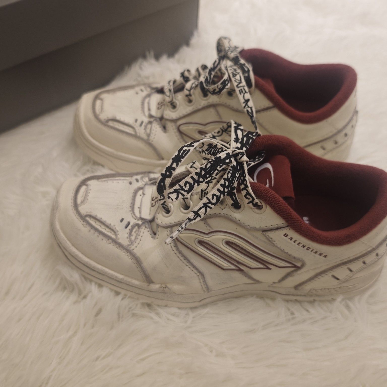 Balenciaga Balenciaga Worn-Out Low-Top Sneakers Size 35 Size US 5 / IT 35 - 1 Thumbnail