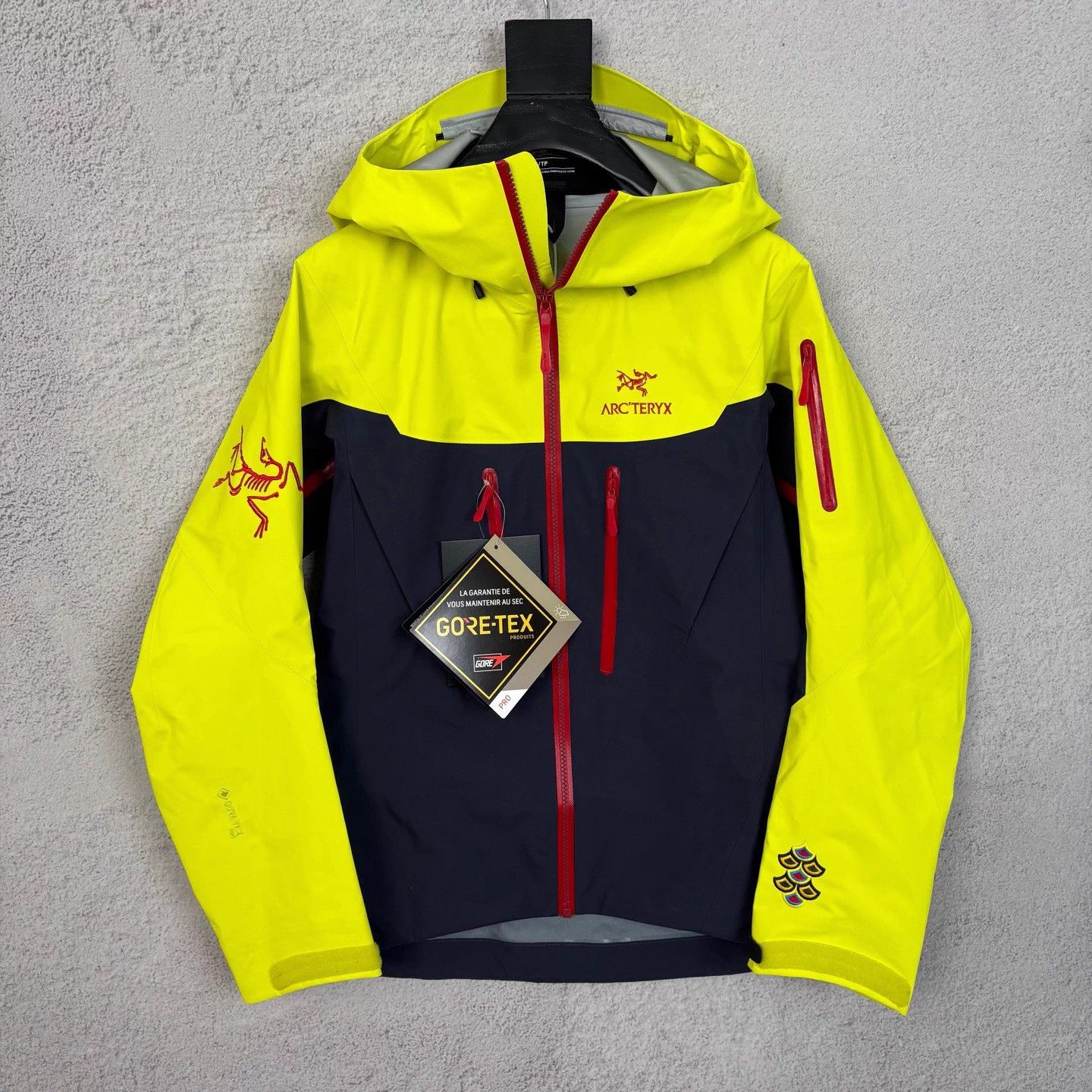 Arc'teryx Arcteryx Alpha SV GORE-TEX Colorblock Year Dragon Yellow Size XS / US 0-2 / IT 36-38 - 1 Thumbnail