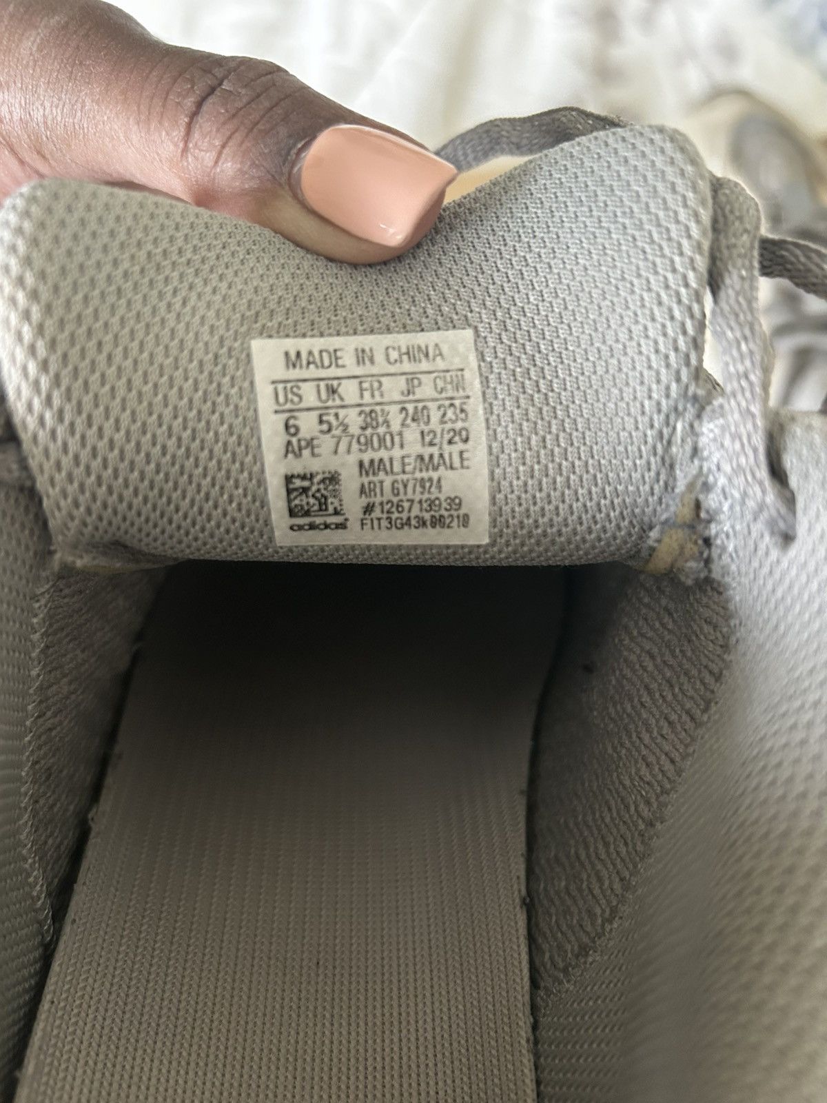 Yeezy Yeezy Boost 700 V2 Size US 6 / EU 39 - 4 Thumbnail