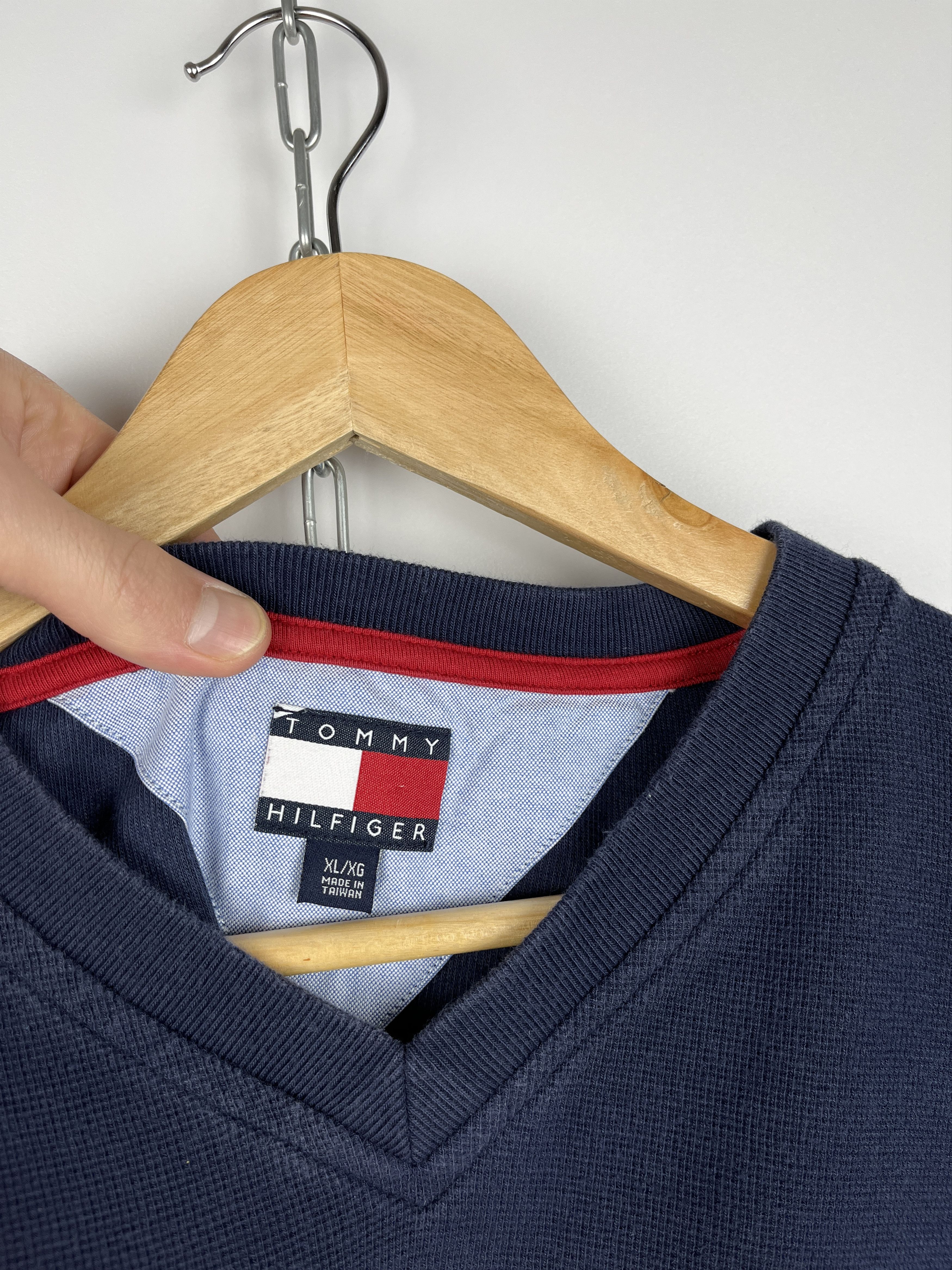 Tommy Hilfiger × Vintage 90's Tommy Hilfiger Vintage Men's V-neck Sweatshirt Relaxed Size US XL / EU 56 / 4 - 6 Thumbnail